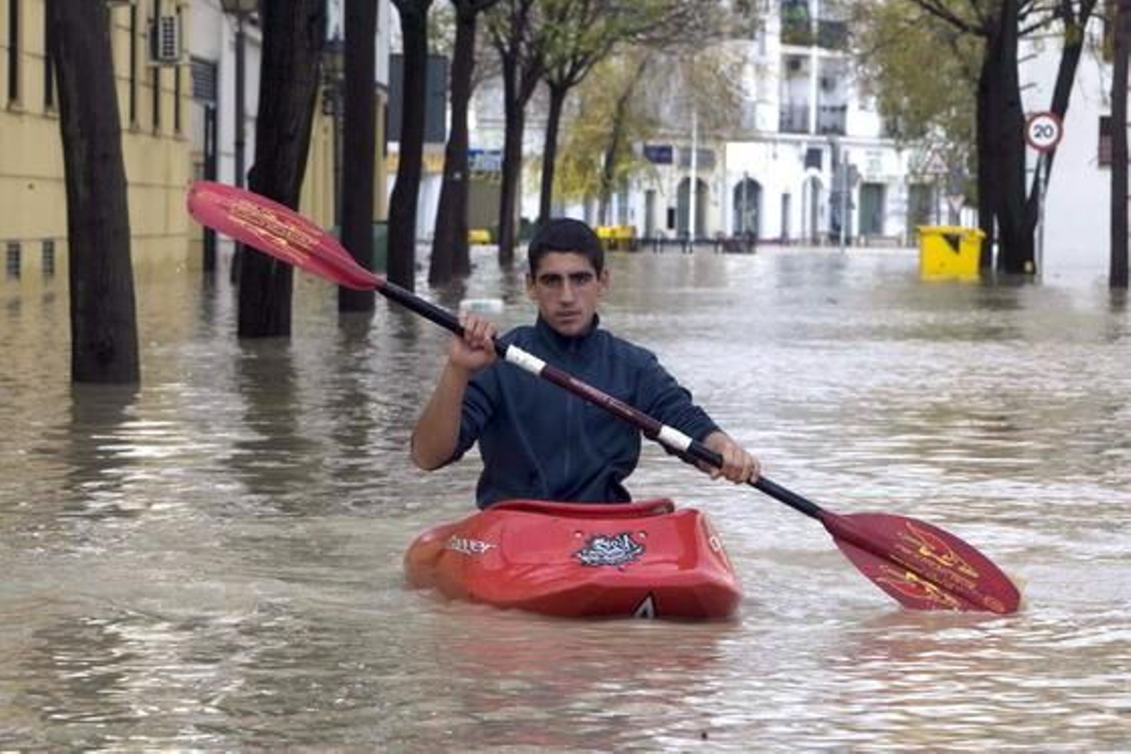 Este joven intenta pasar la calle como si de un río se tratase.

Foto: Juan Ferreras (EFE)
