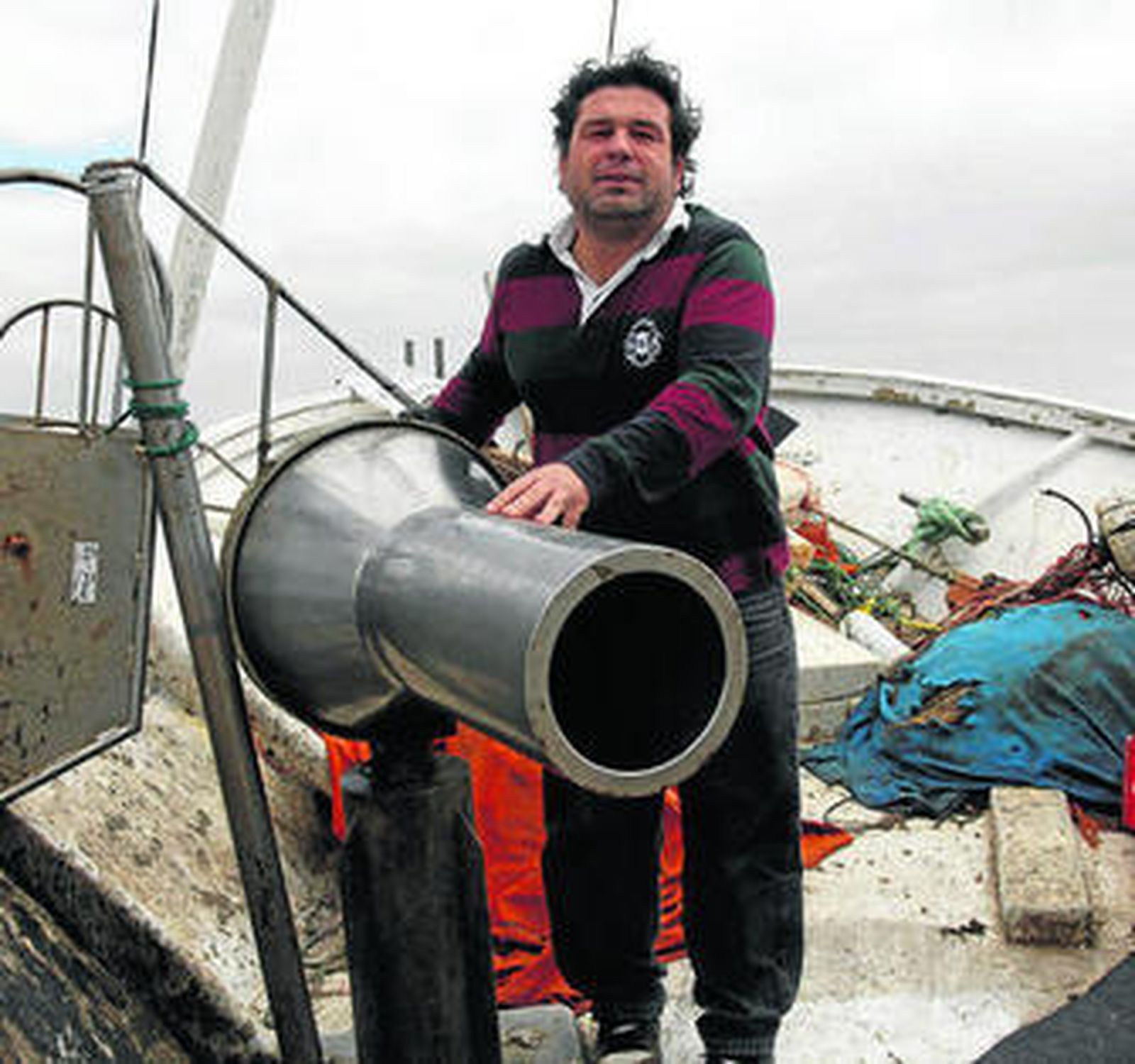 Rafael Vázquez, fotografiado en un pesquero en el puerto de El Rompido.
