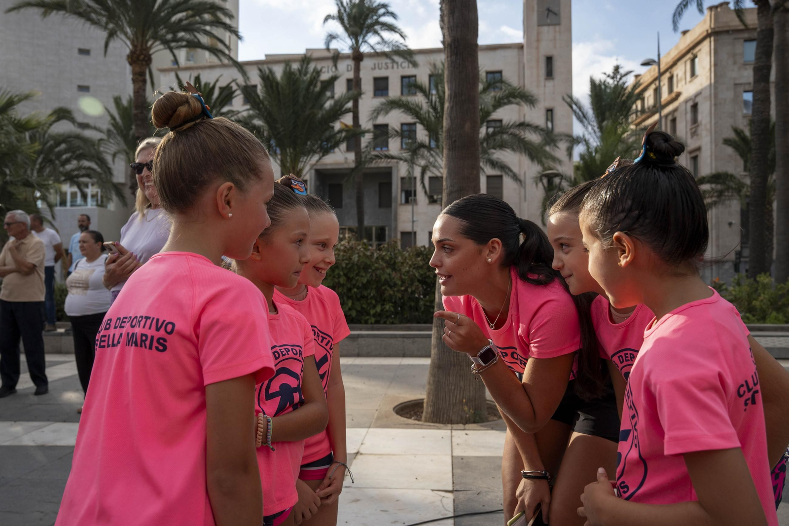 Los jugadores de la UDA Thalys y Andrés firman autógrafos
