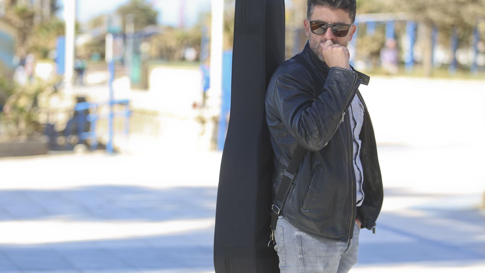 Núñez con su guitarra a la espalda.