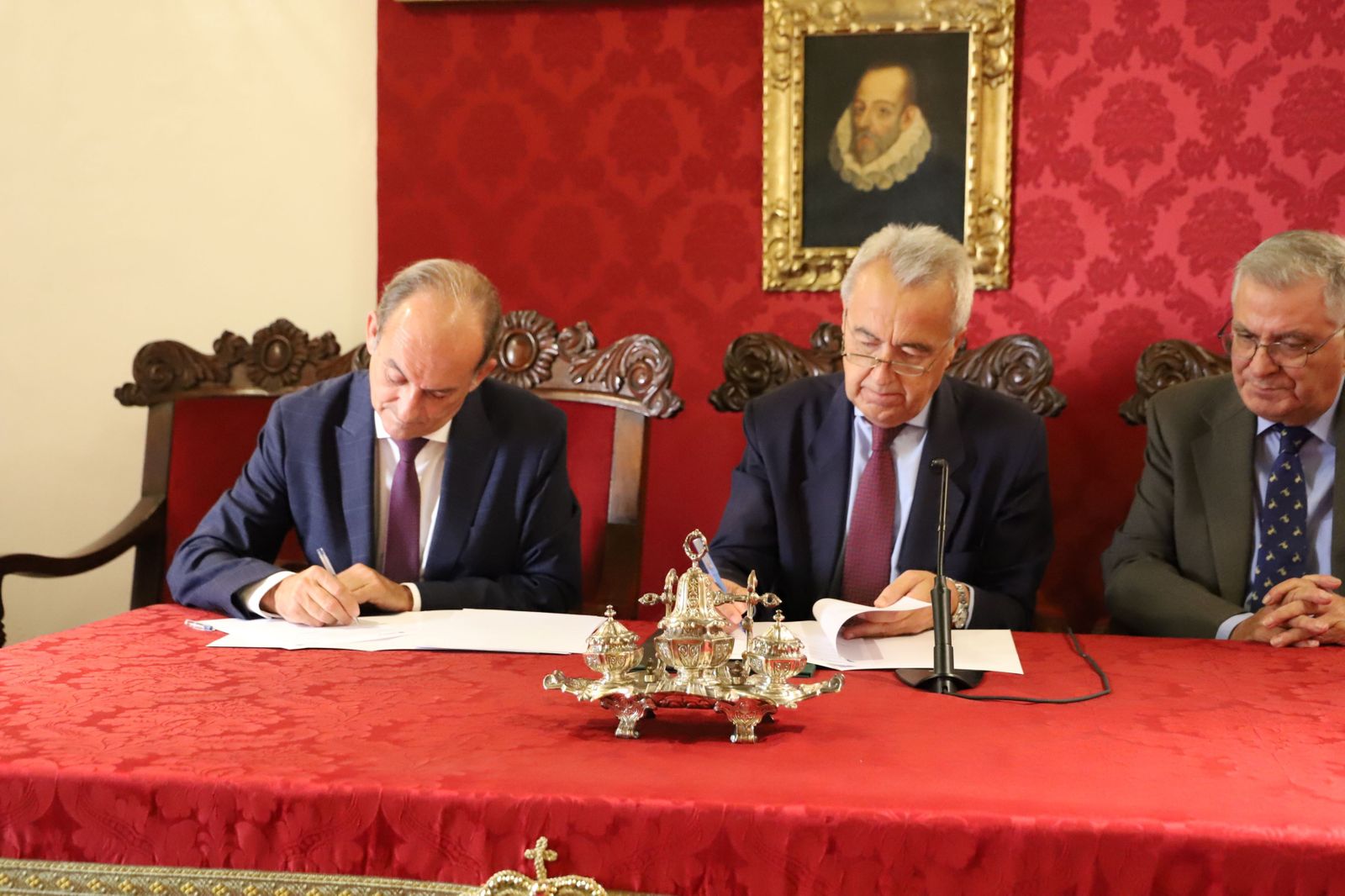 Firma del convenio de colaboración por parte de Gabriel María Pérez Alcalá y Pablo Gutiérrez-Alviz y Conradi, en presencia del vicedirector de la Academia Antonio Narbona.