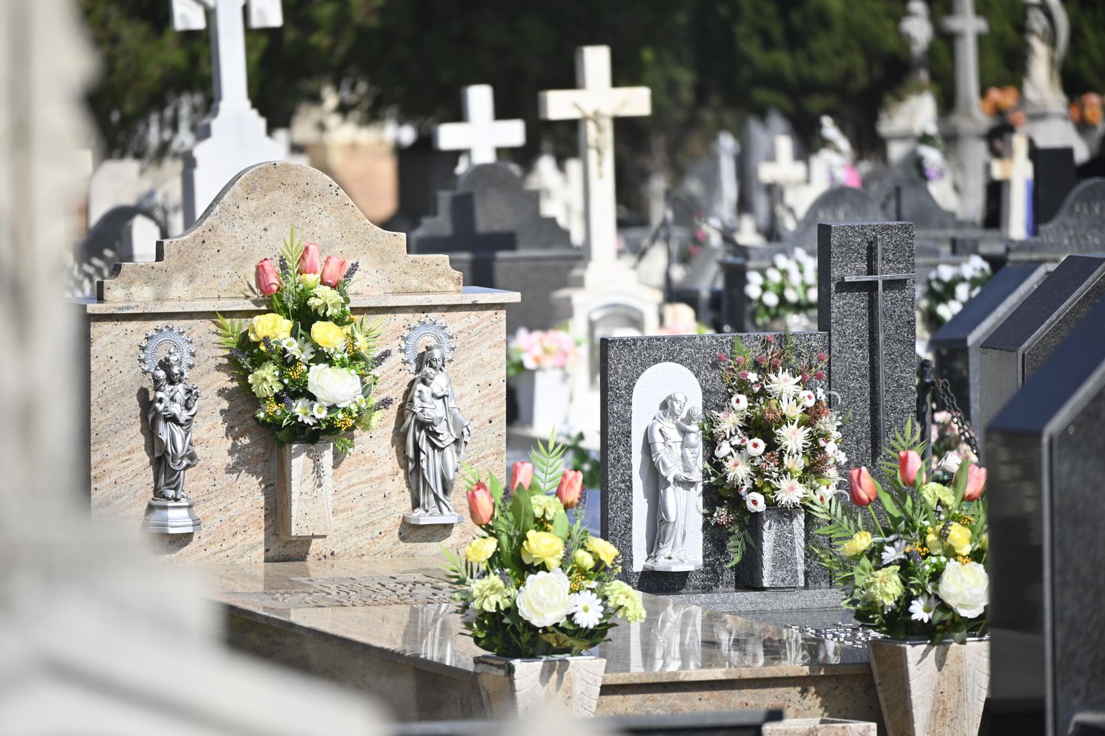 Ambiente en el cementerio de Huelva para el día de todos los Santos.