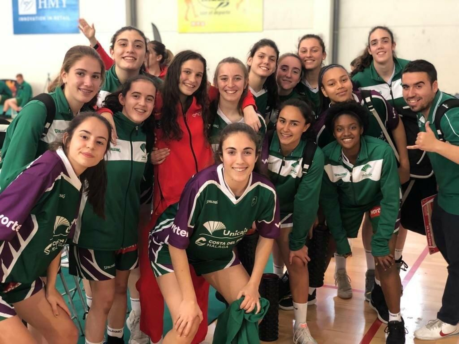 Las cadetes del Unicaja celebran el pase a la final.