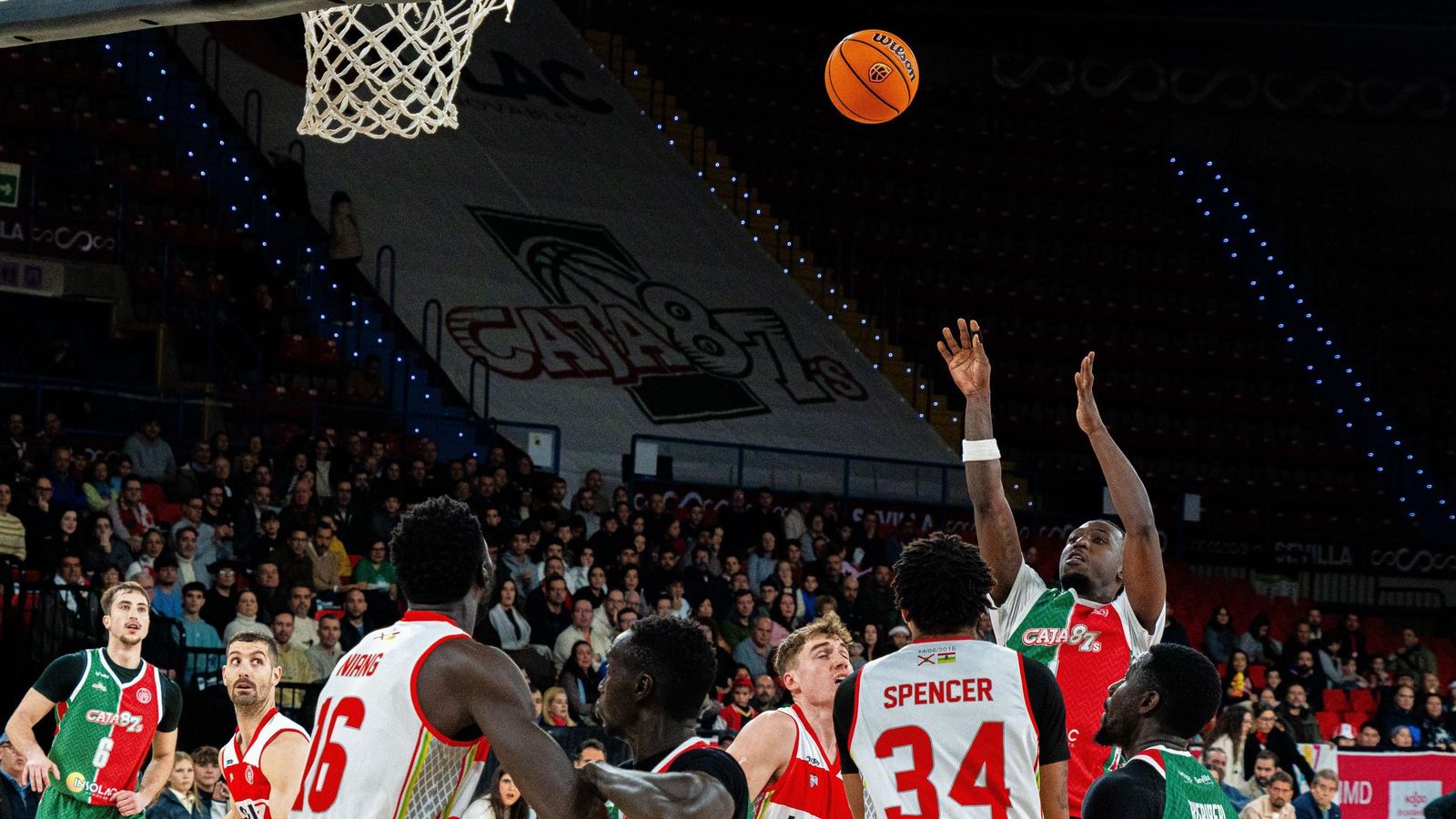 Clarke lanza a canasta.