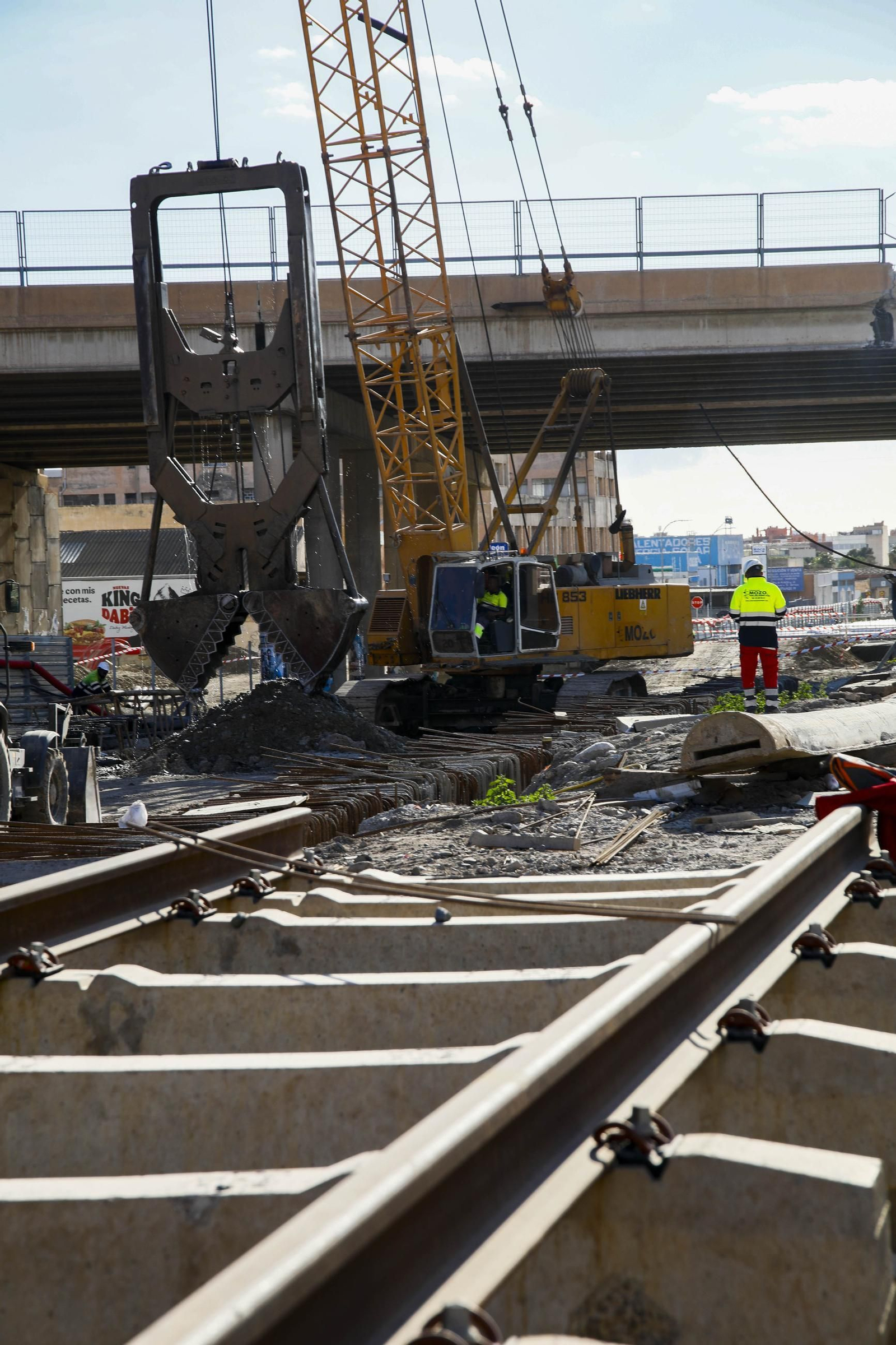 Las mejores imágenes del derribo en el puente de la autovía del aeropuerto y el túnel de La Goleta