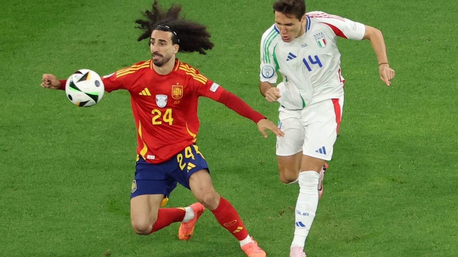 Cucurella, en un lance ante Chiesa.