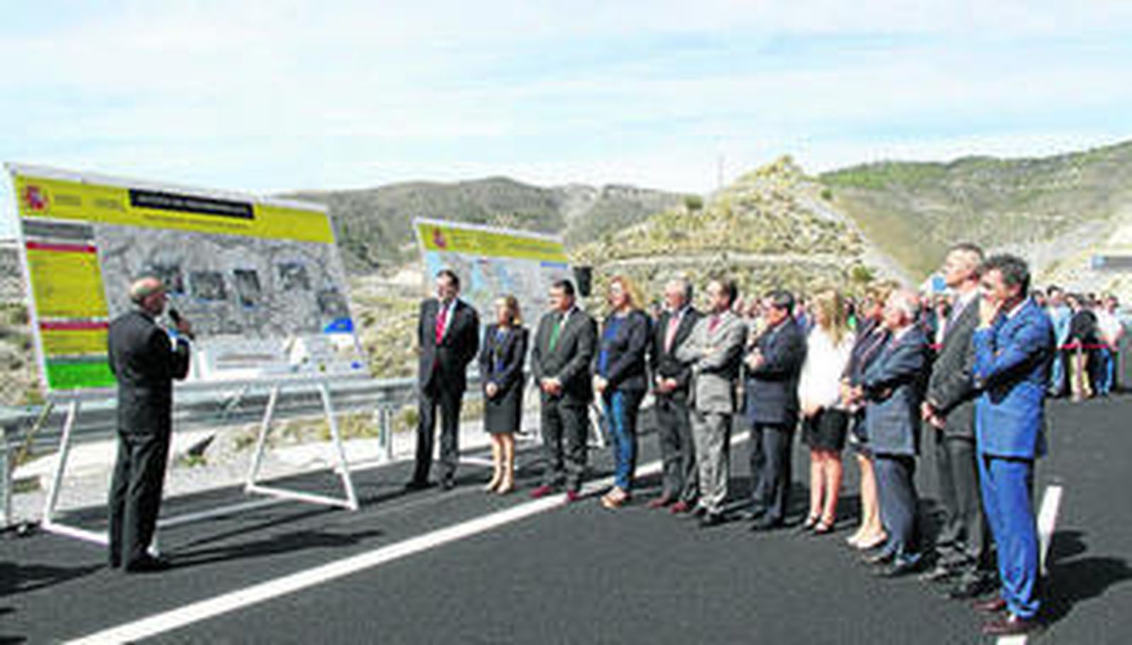 Las autoridades, encabezadas por el presidente del Gobierno, Mariano Rajoy, ayer en la inauguración del último tramo de la A-7.