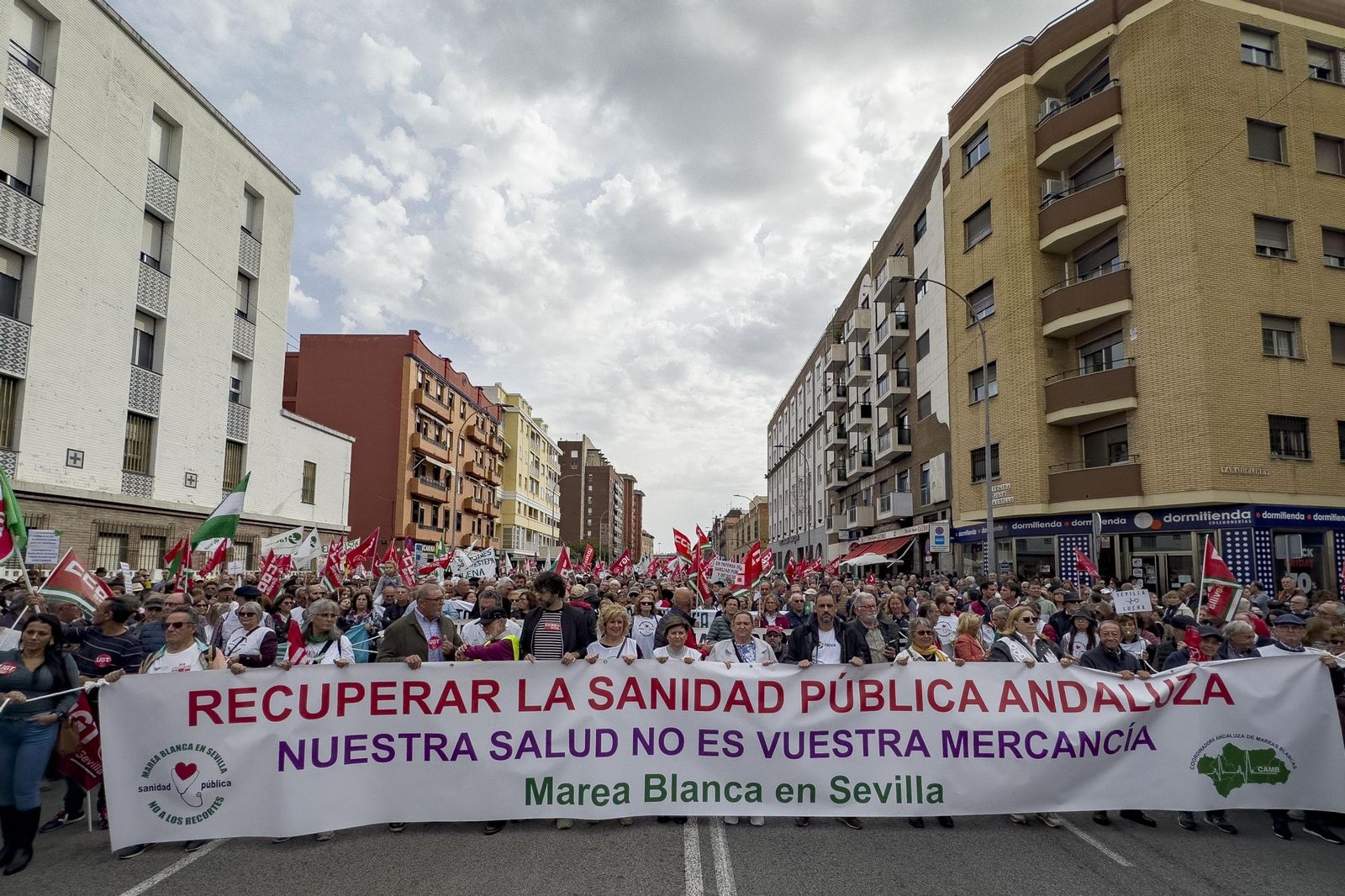 Unas 6.000 personas se manifiestan en Sevilla en defensa de la sanidad ...
