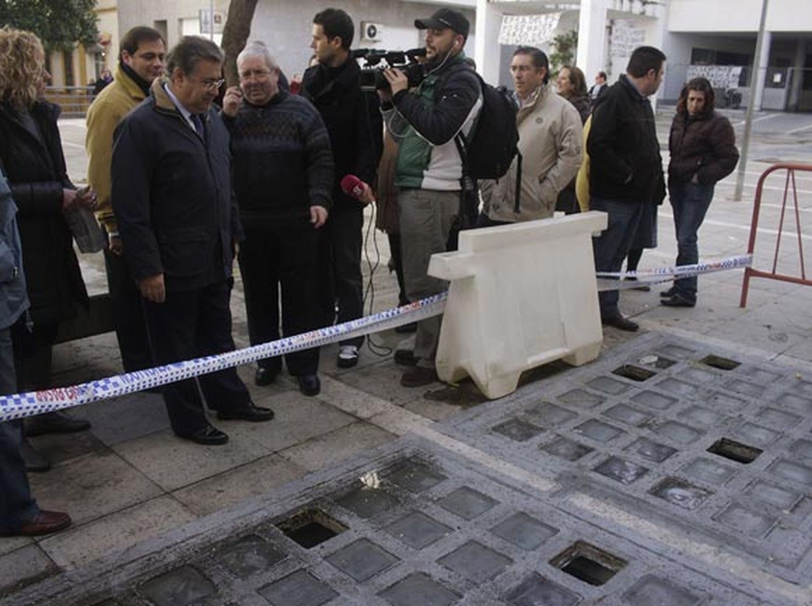 Zoido critica el "despropósito" de las viviendas de Nebli