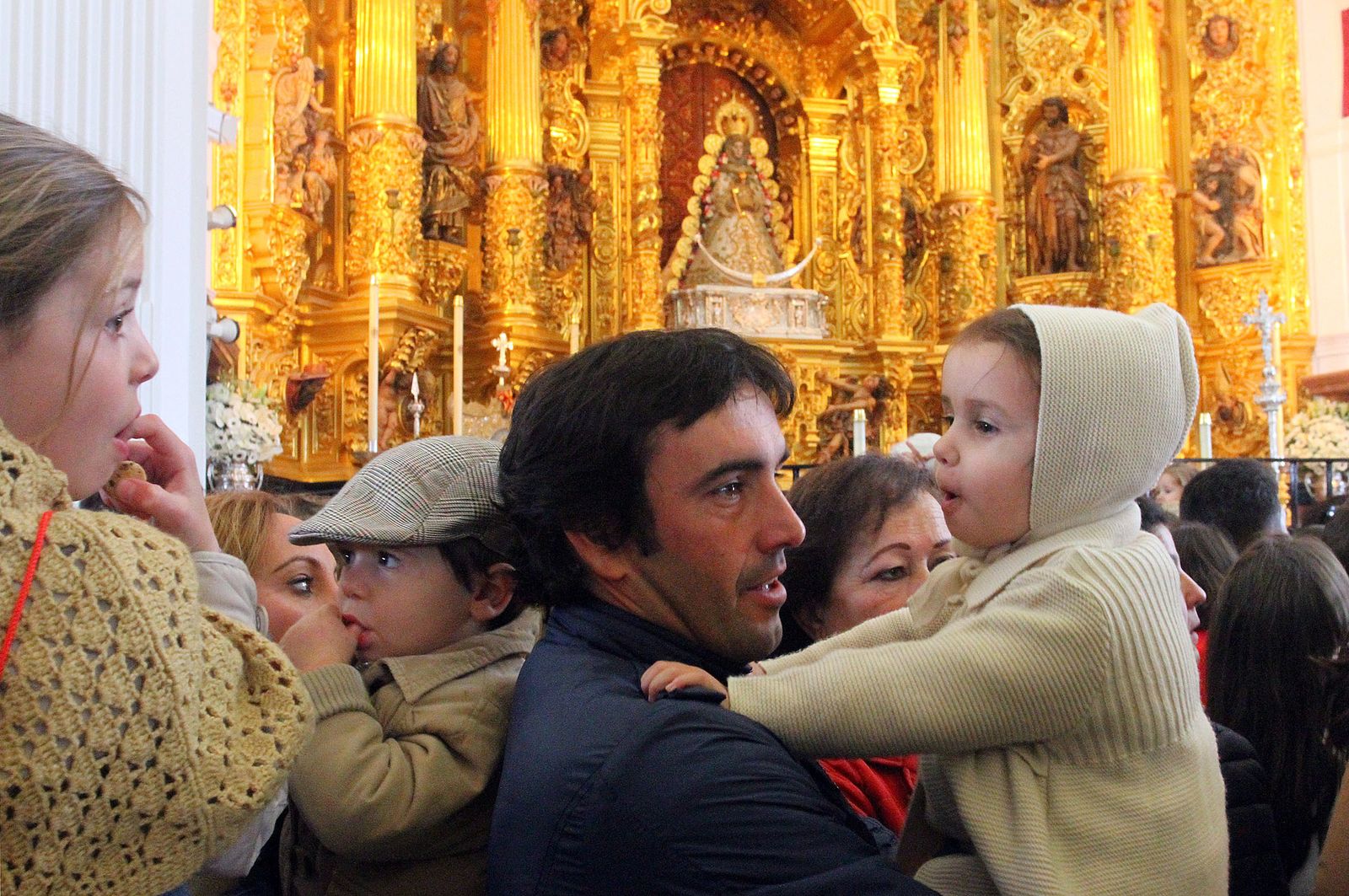 El Rocío celebra La Candelaria con la presentación de los niños a la Virgen, en imágenes