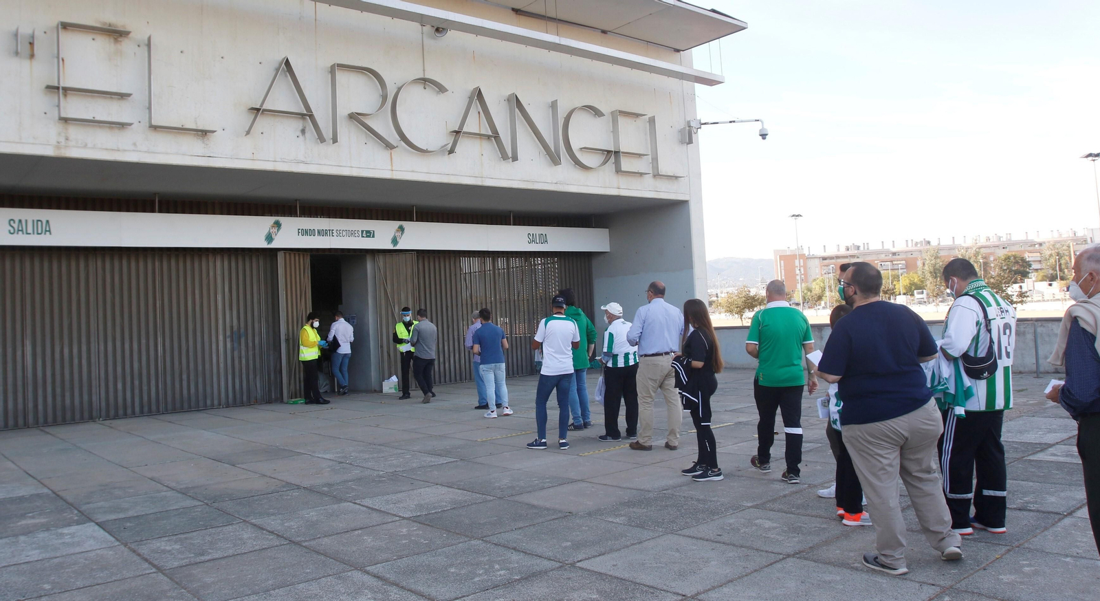 Aficionados del Córdoba CF acceden a El Arcángel por la grada de Preferencia.