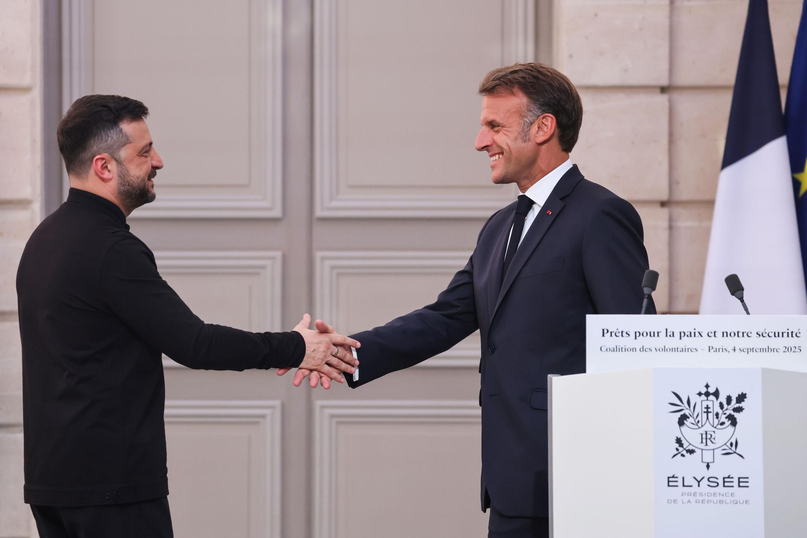 Volodimir Zelenski y Emmanuel Macron, tras la reunión de la Coalición de Voluntarios en París, este jueves.