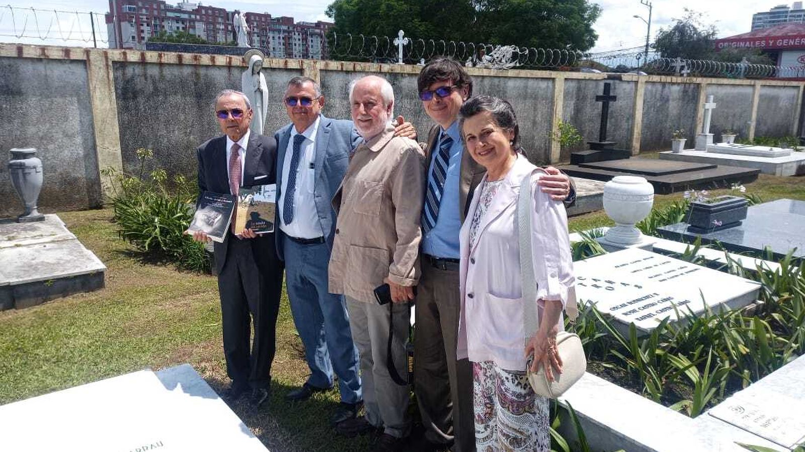 Los sobrinos de Agustín Penón, Agustín, Eugenio, y Margarita, su sobrino nieto Patrick y Juan Carlos García de Polavieja, junto a su tumba de su tío en la que depositaron un ramo de hojas de olivo que envió el Ayuntamiento de Víznar.