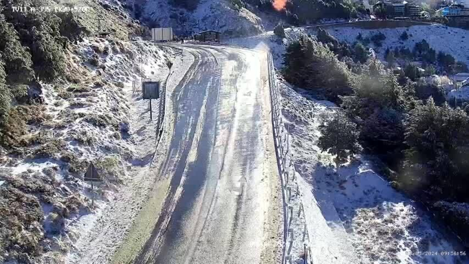 Carretera a la estación de esquí de Sierra Nevada poco antes de las diez de la mañana.