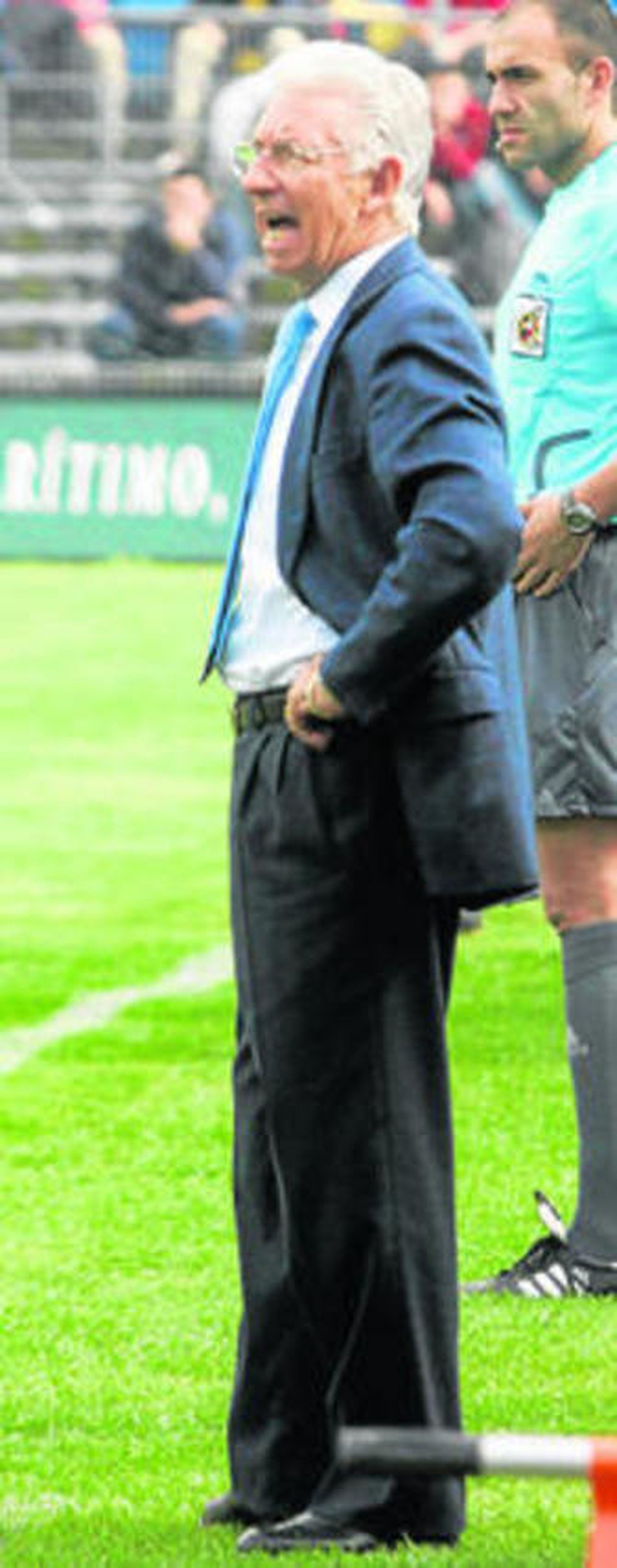 Víctor Espárrago, dando instrucciones ayer desde la banda.