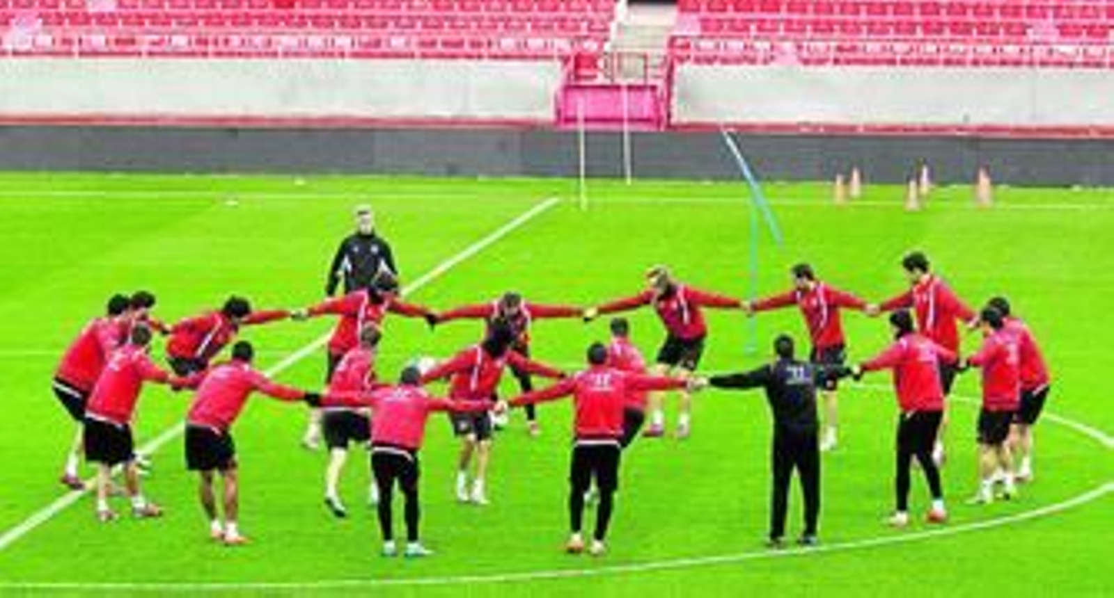 Los jugadores sevillistas, en corro, se ejercitan durante el entrenamiento de ayer