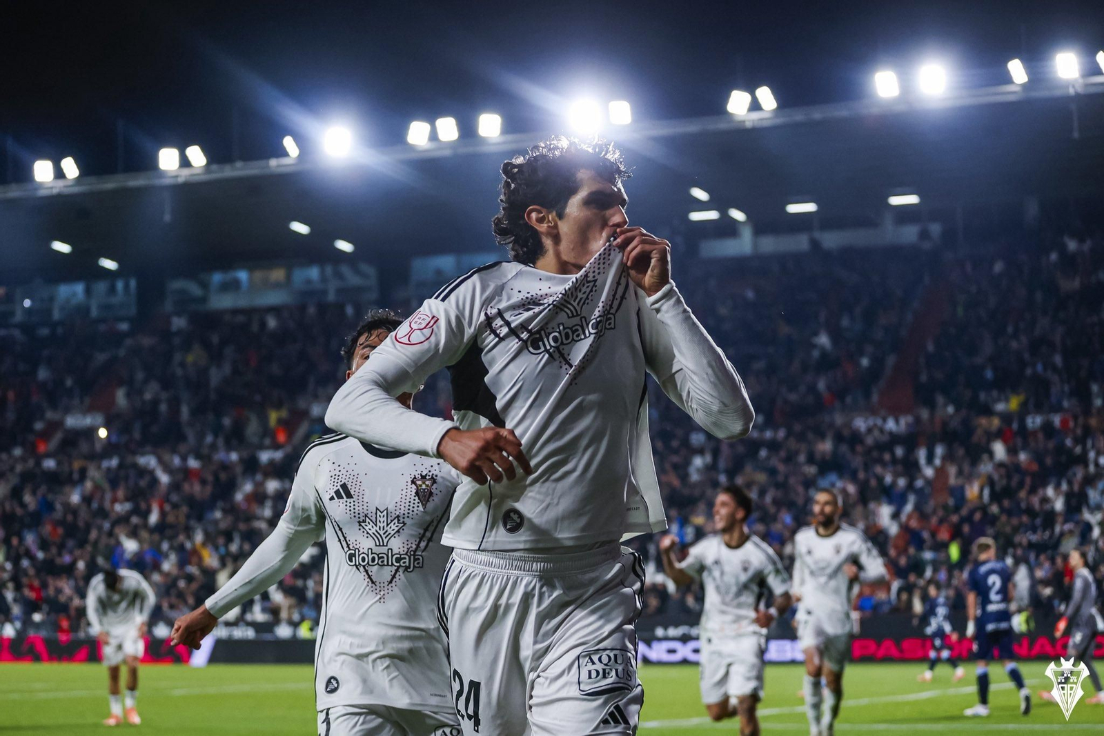 Jesús Vallejo besándose el escudo tras conseguir el gol del empate.