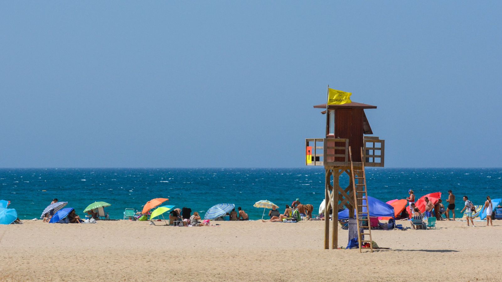 Día de sol y viento en la playa de Bolonia