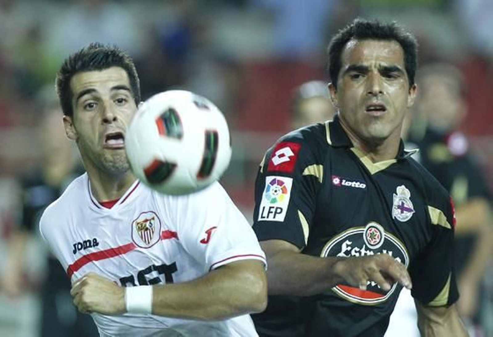 El Sevilla no puede superar al Deportivo de la Couruña en el Sánchez Pizjuán. / Antonio Pizarro