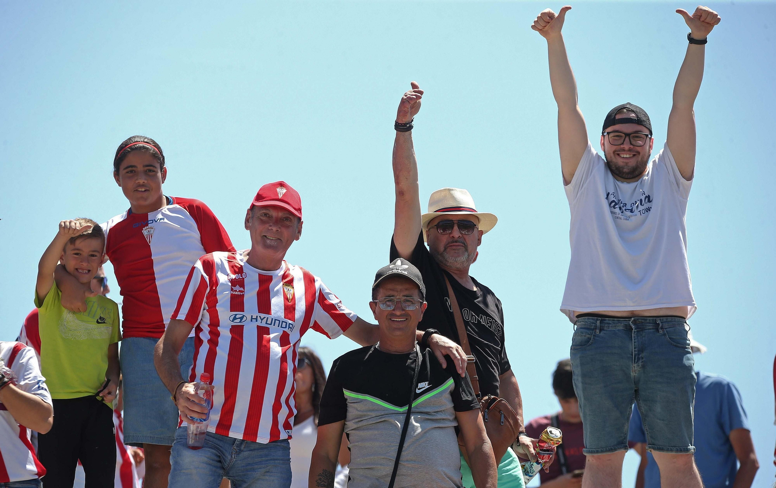 Fotos de la afición durante el Algeciras - Celta B en el estadio Nuevo Mirador