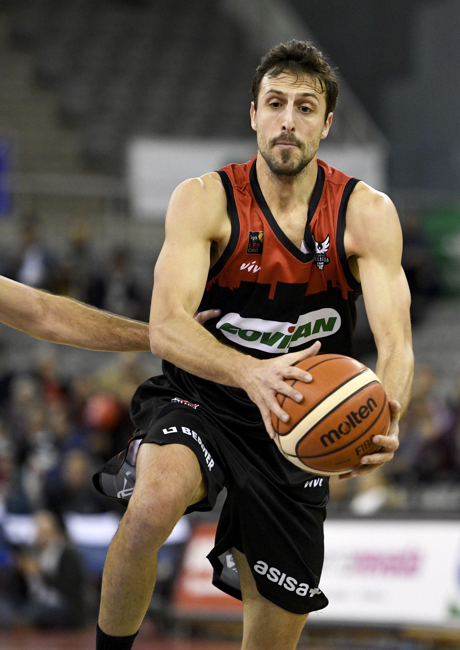 El base del Covirán, en acción.