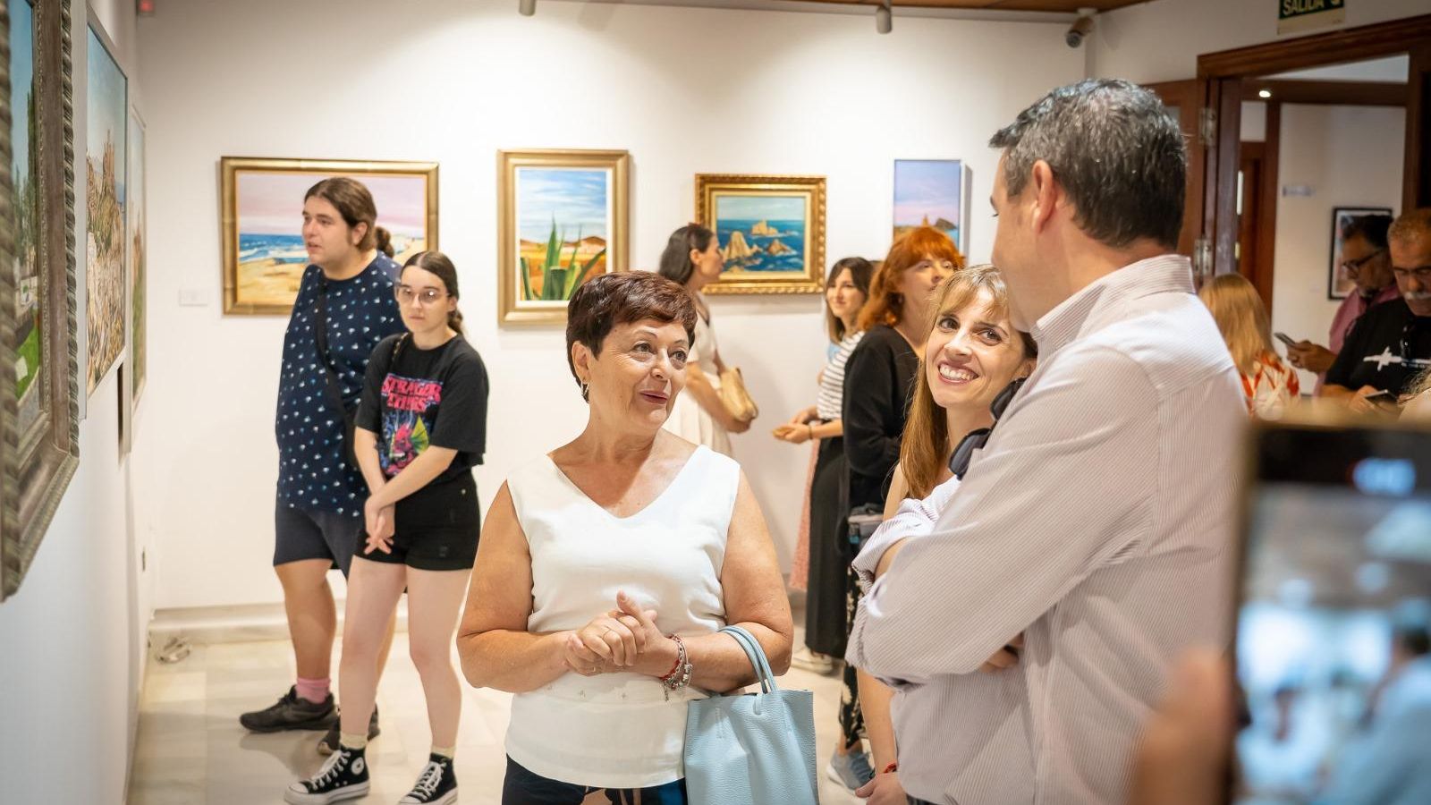 Mariquina Ramos y Daniel Salcedo recorriendo la muestra.