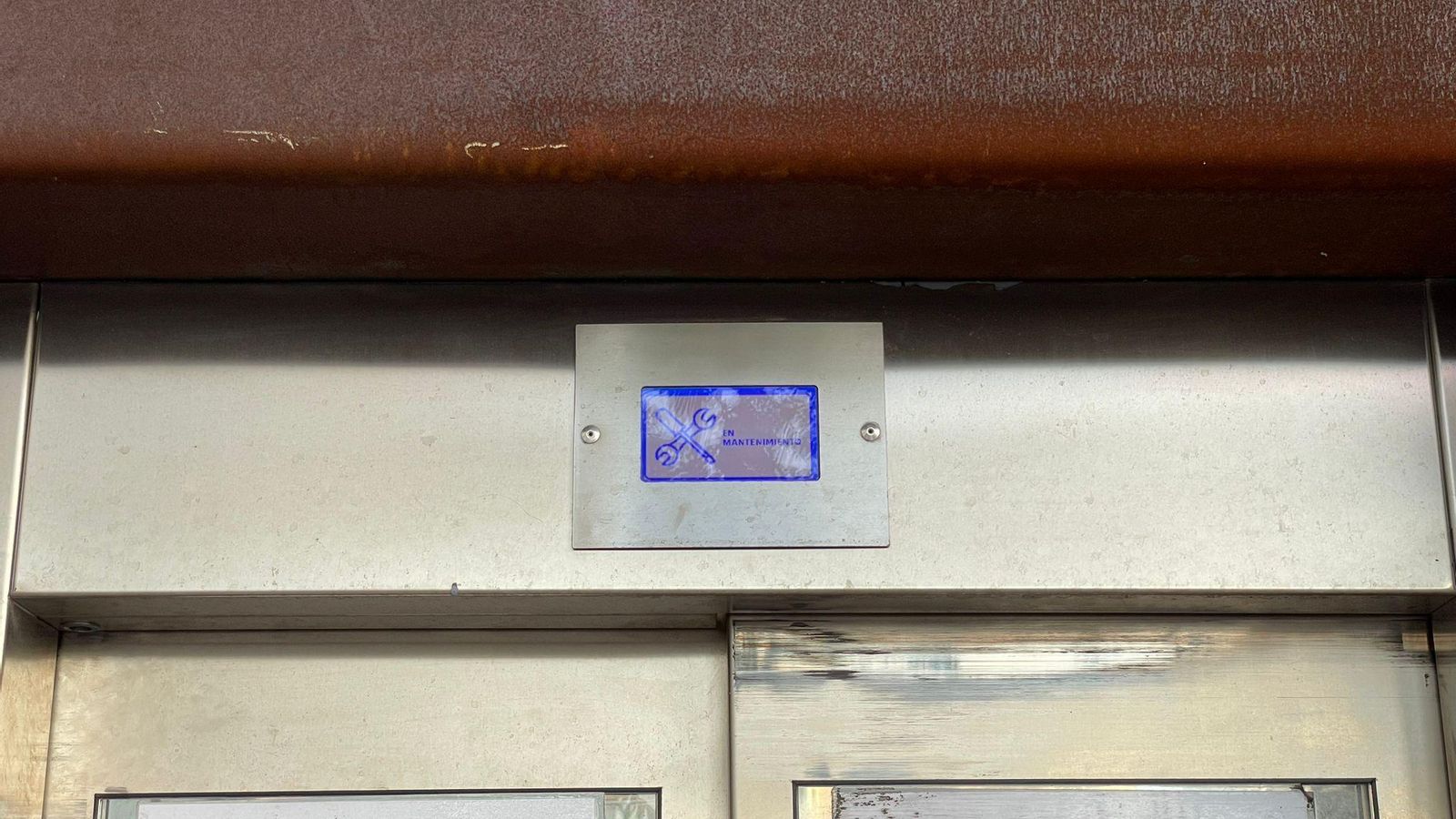 Cartel de "En mantenimiento" en el ascensor de la Tribuna de los Pobres.
