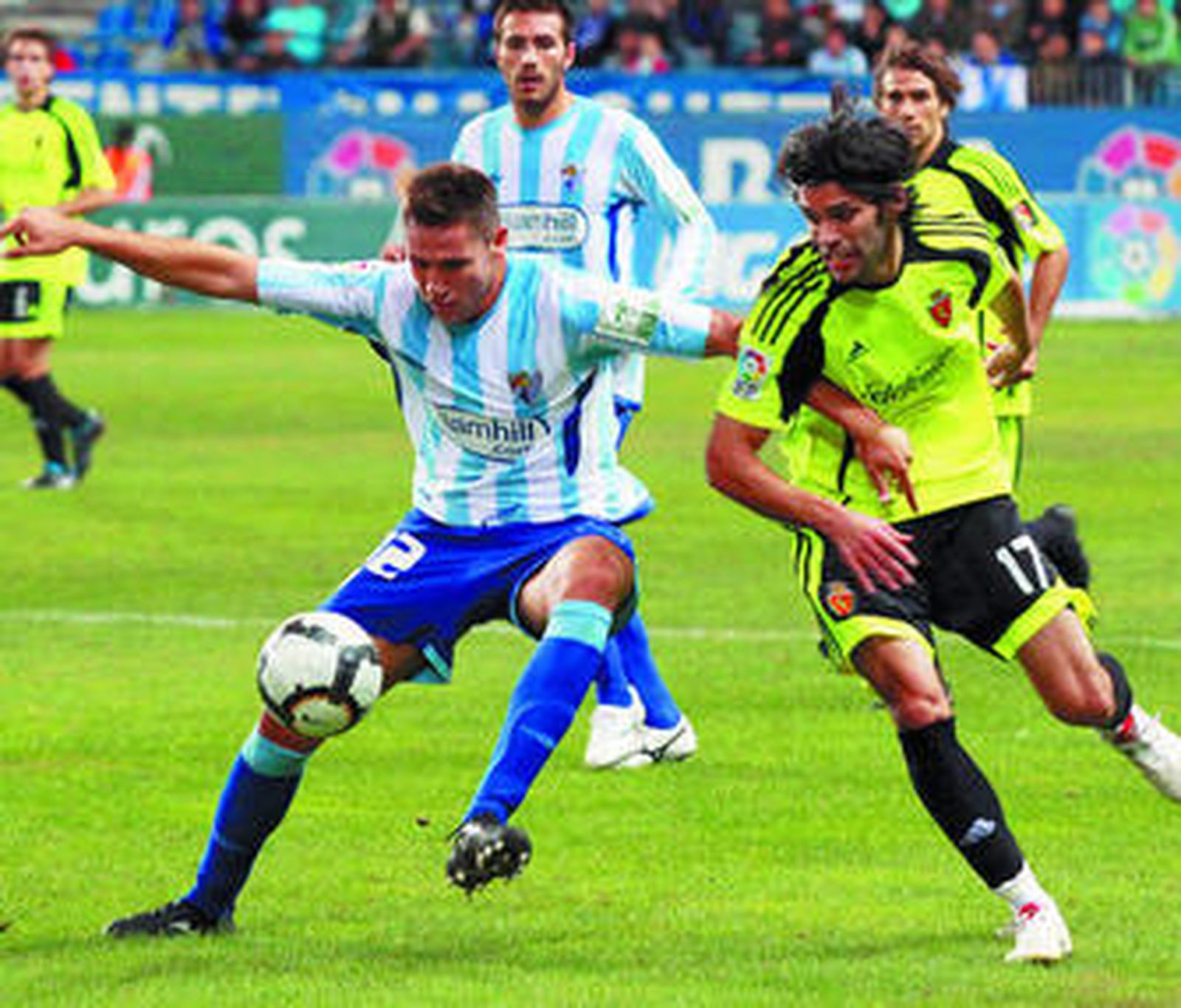 Iván González (i) controla el balón ante la presión de Lafita.