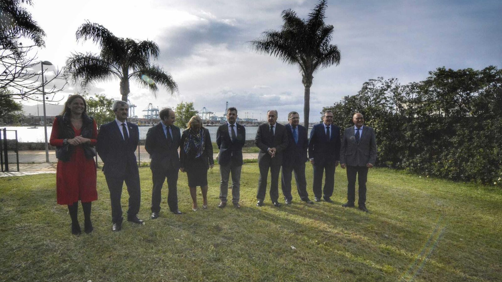 Los participantes en la presentación posan juntos en la Cámara de Comercio.