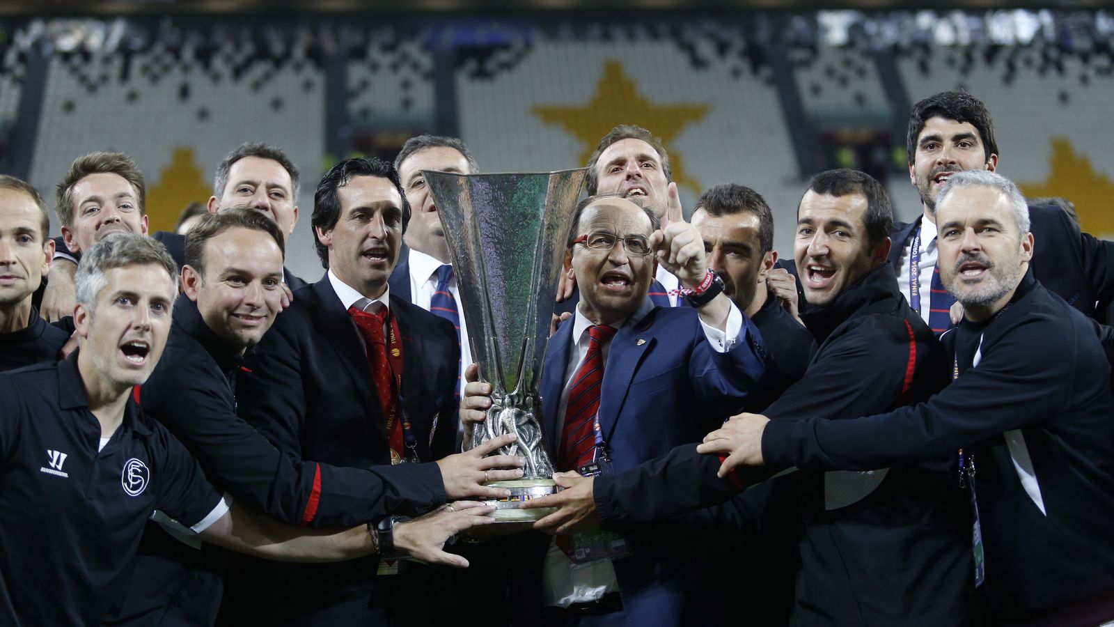 José Castro, con el trofeo ganado en Turín, rodeado por el cuerpo técnico de Unai Emery.