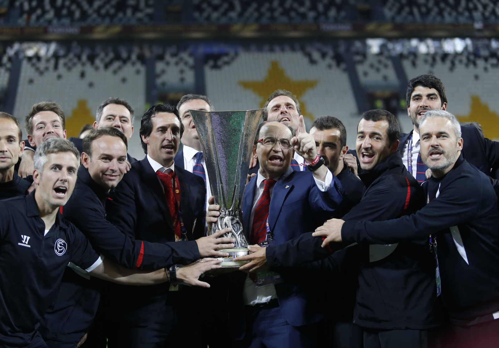 José Castro, con el trofeo ganado en Turín, rodeado por el cuerpo técnico de Unai Emery.