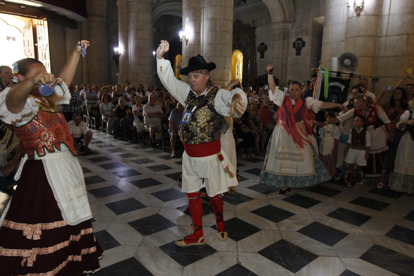 Fotogalería ofrenda floral a la Virgen del Mar. Feria de Almería 2019
