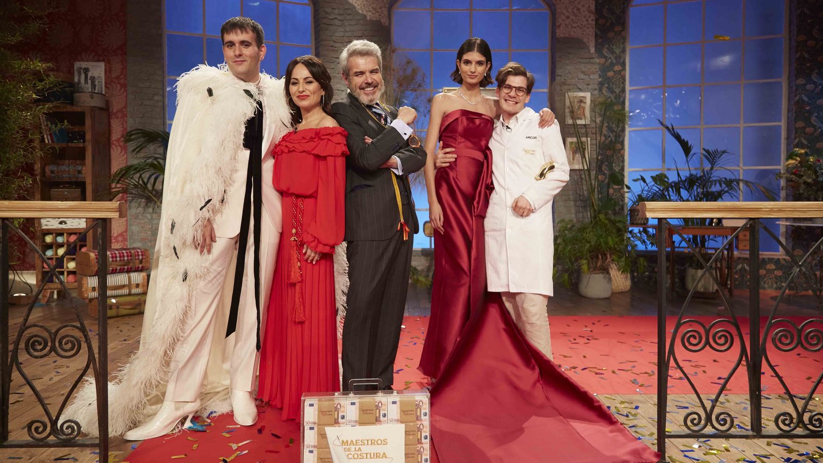 Ancor, con la modelo que luce su diseño ganador, y los miembros del jurado.