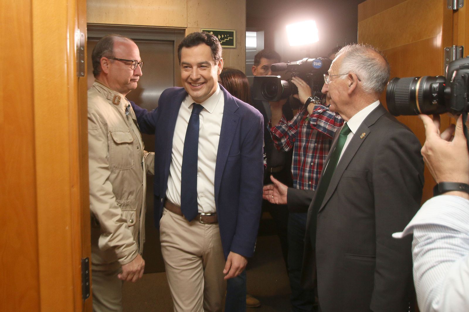 Las imágenes de la visita de Juanma Moreno a Almería