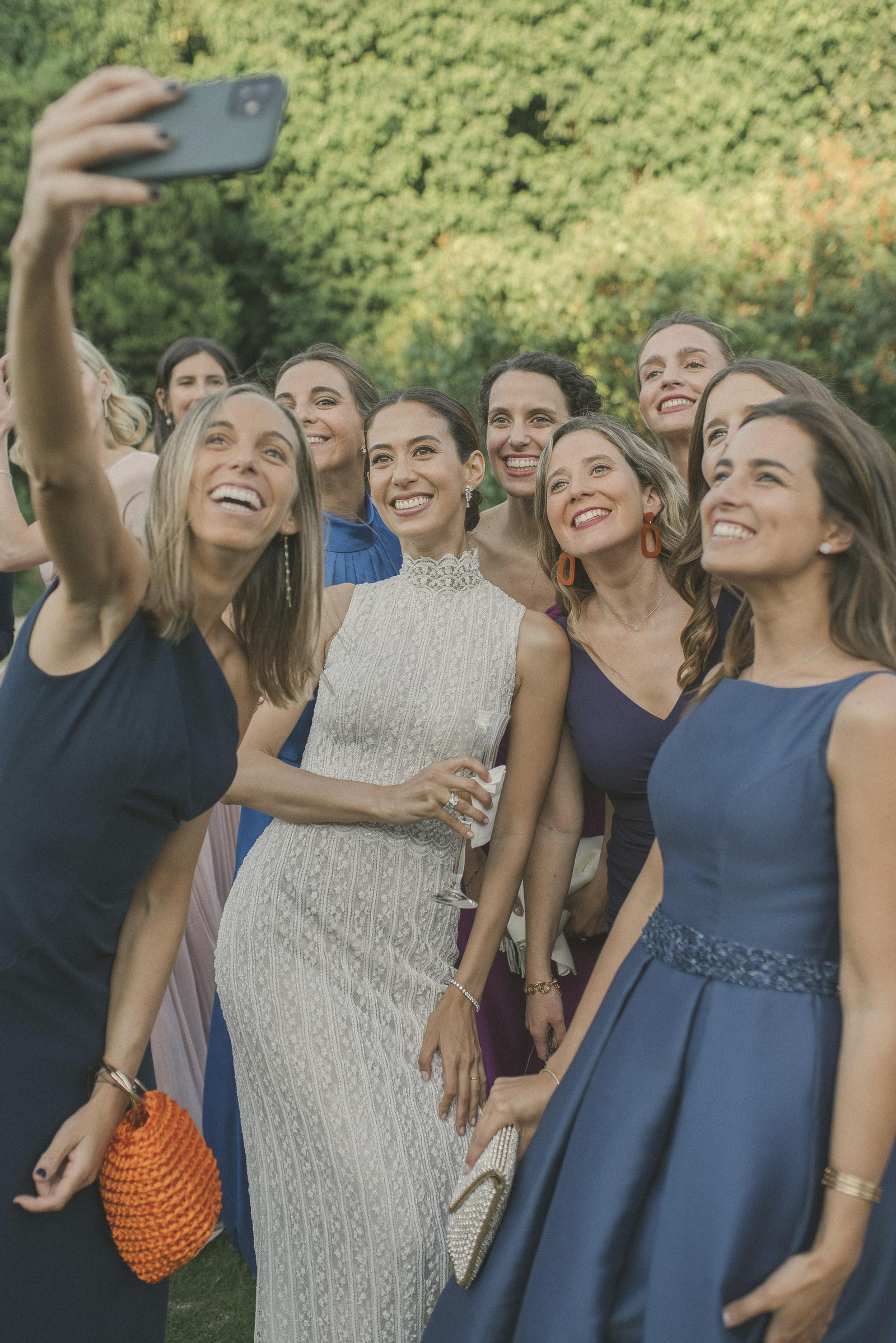 La novia con sus amigas en los jardines del Museo Rodin La novia con sus amigas en los jardines del Museo Rodin