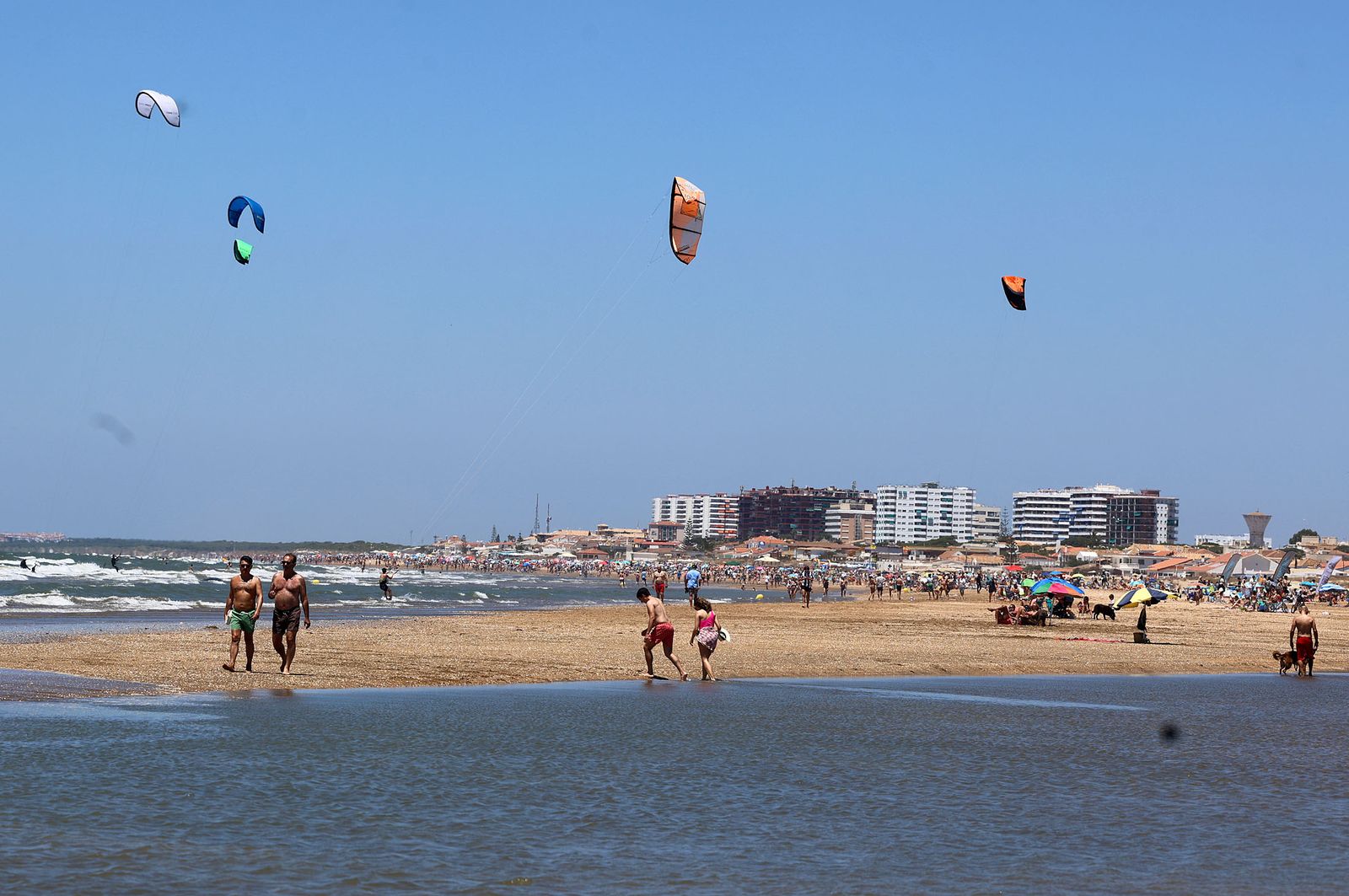 Imágenes veraniegas en Punta Umbría y en las playas de El Portil y La Bota