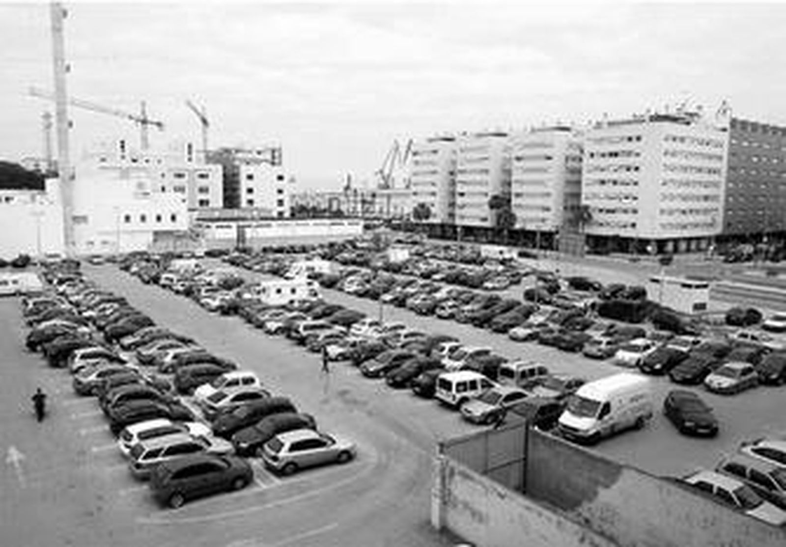 El aparcamiento en superficie del barrio de Astilleros.