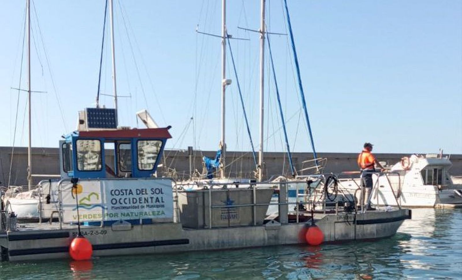 Una embarcación de limpieza de las aguas litorales.