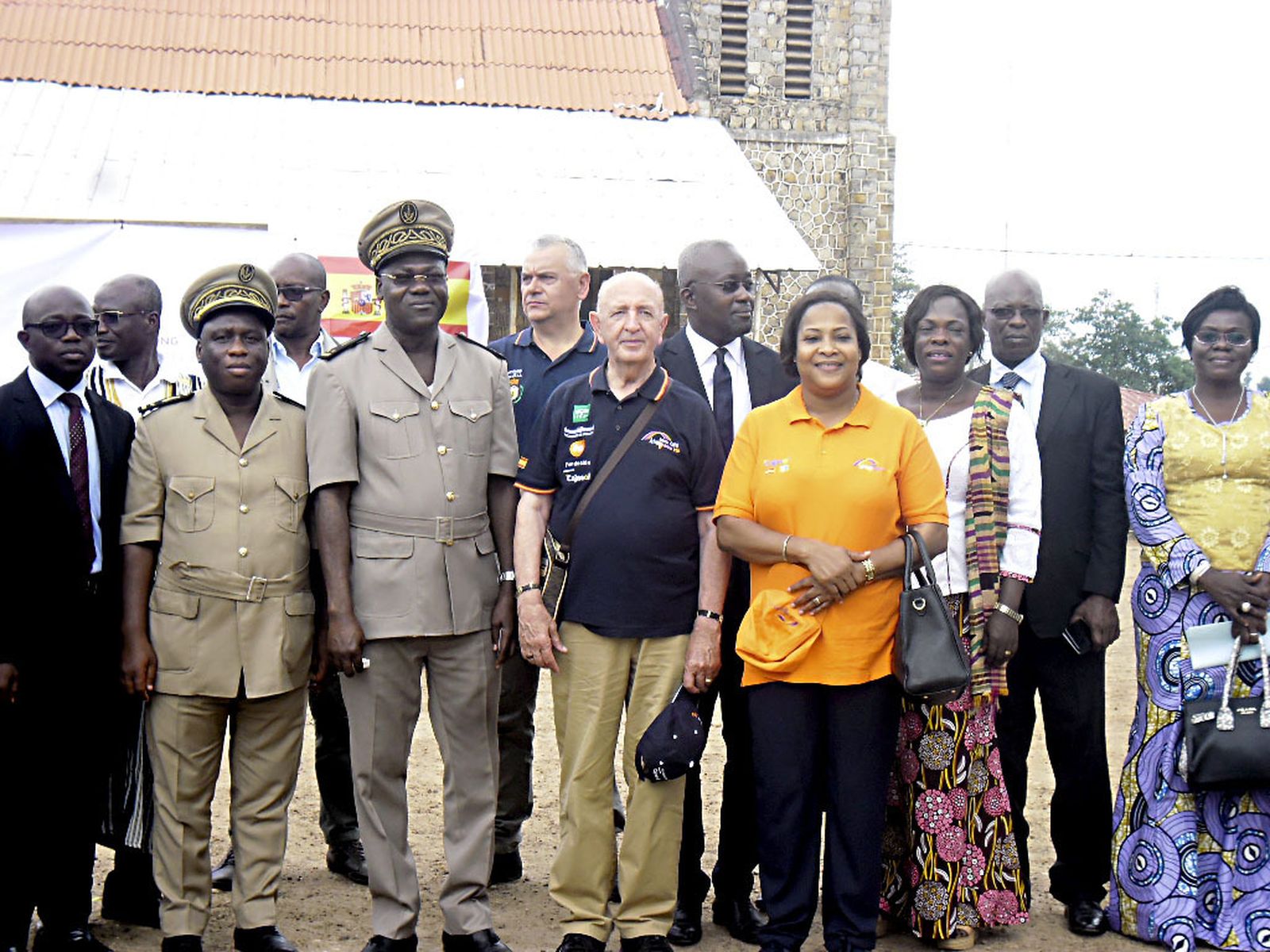 Jesús Mejías, presidente de la ONG África Arco Iris, en el centro de la imagen, en Costa de Marfil