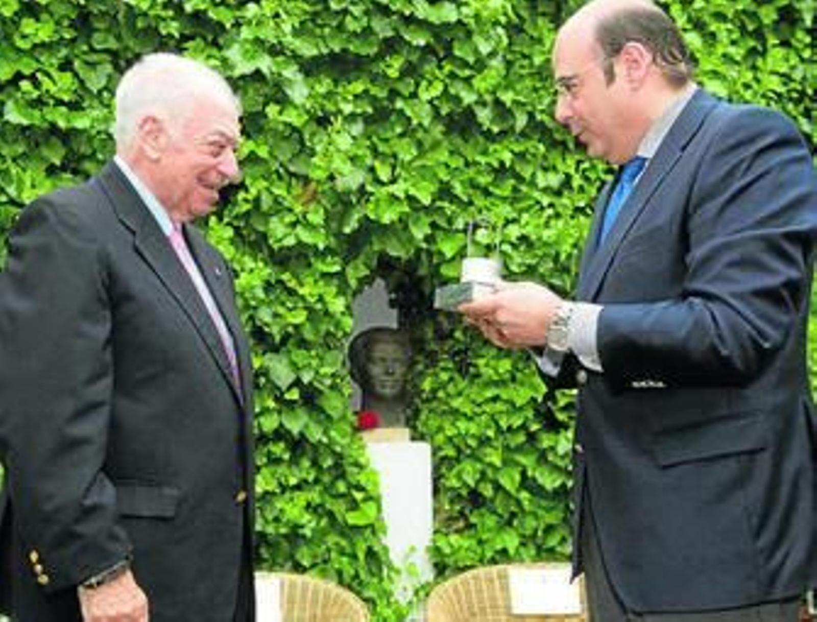 Tico Medina, ayer, con el Pozo de Plata lorquiano que le entregó Sebastián Pérez.