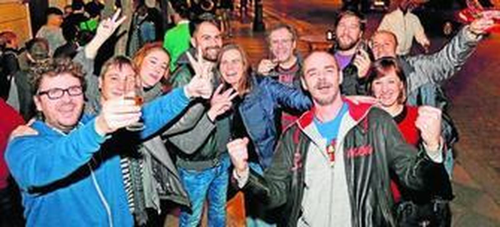 Juan Miguel del Castillo (i) y Dani Quiñones (d), celebran la nominación a los premios Goya en el céntrico bar 'La moderna', ayer.