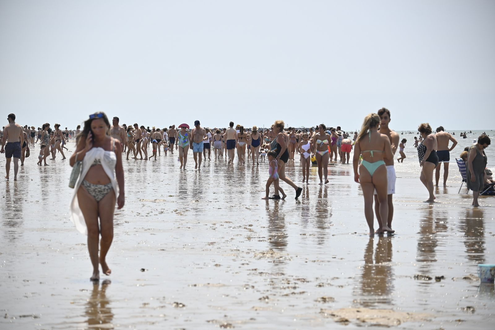 Ambiente en la playas de Huelva este sábado 22 de julio, en imágenes