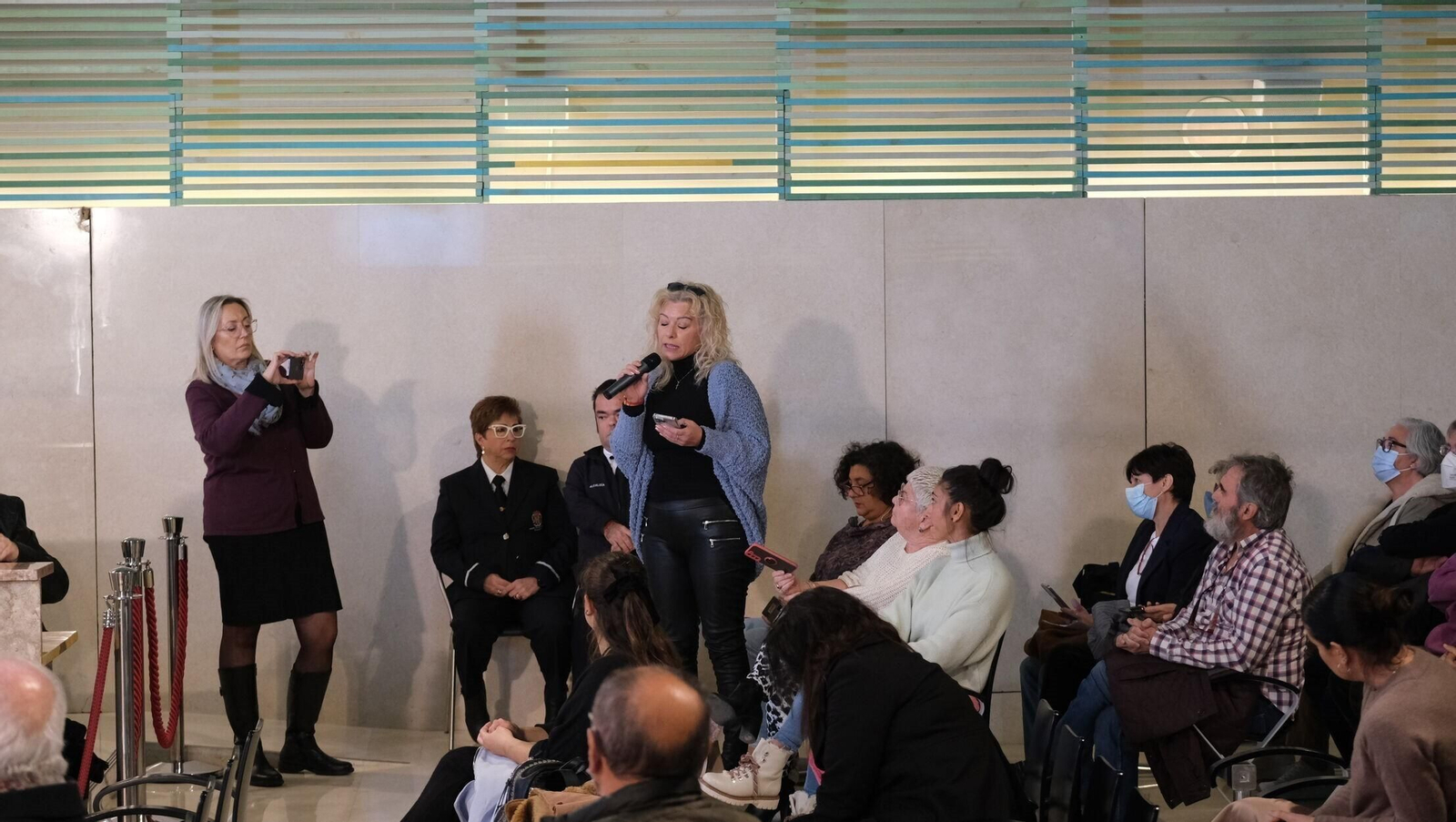 Un grupo de vecinos de Retamar-Toyo estuve presente en el Pleno del Ayuntamiento del viernes