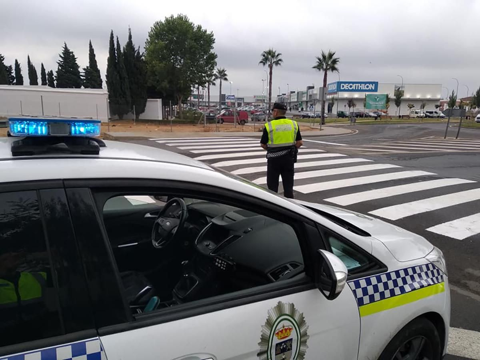 Agente de la Policía Local hace controles en una carretera del municipio.