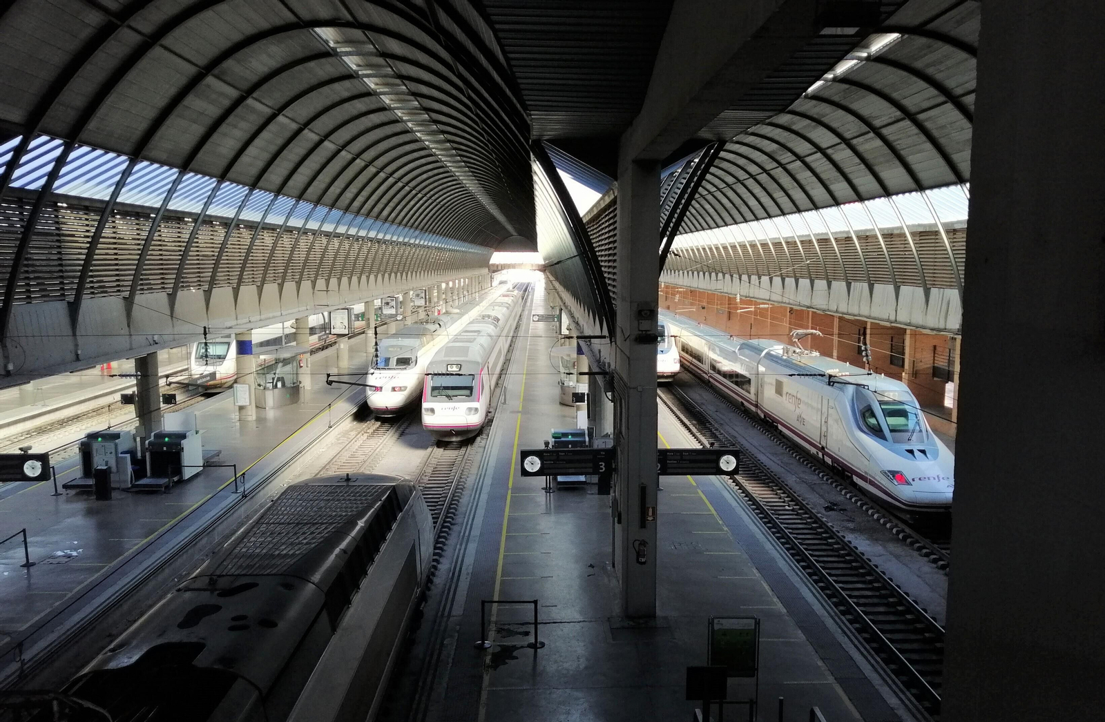 Trenes en la estación de Santa Justa de Sevilla.