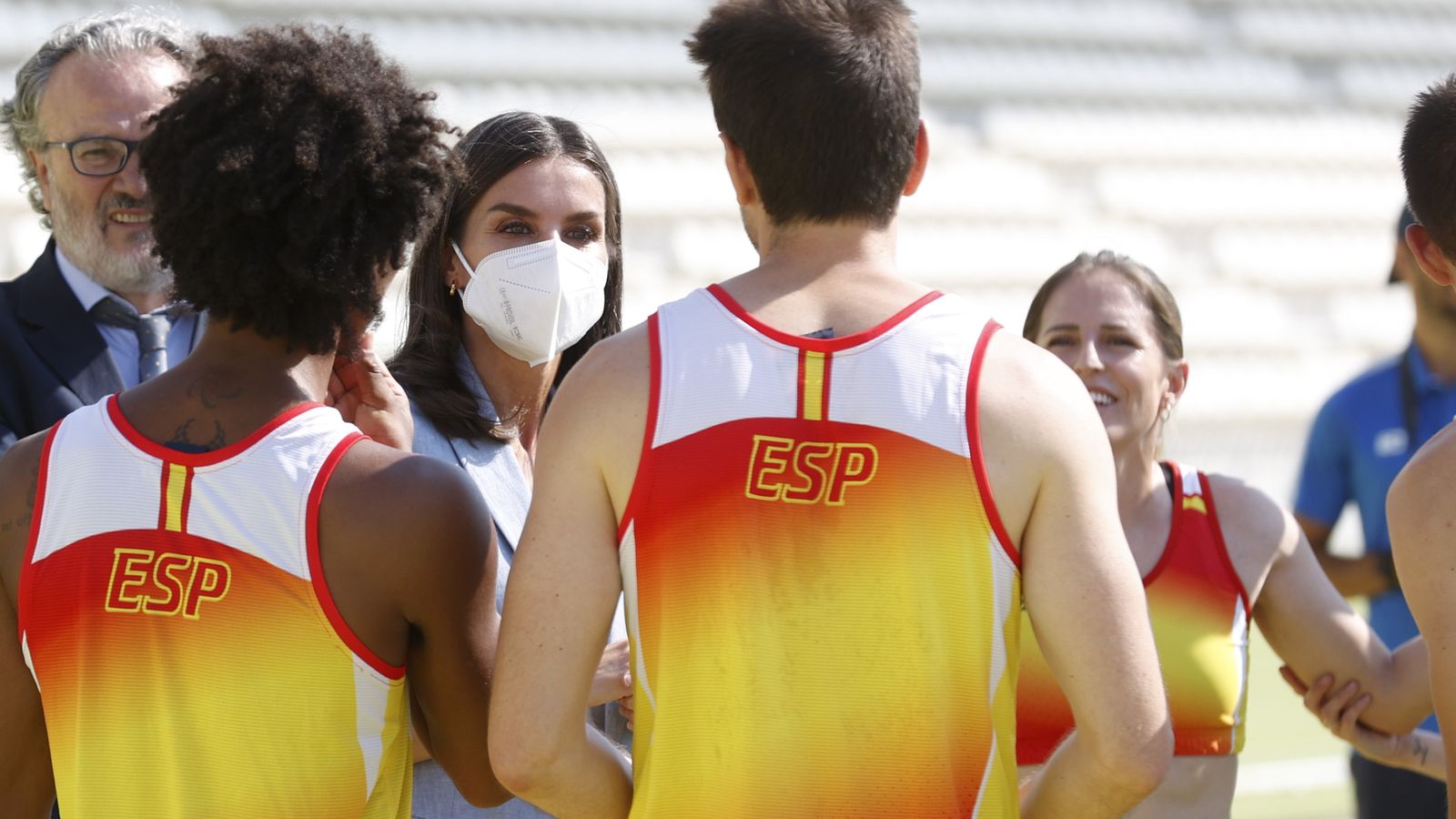 La Reina conversa sin quitarse la mascarilla con los deportistas paralímipicos