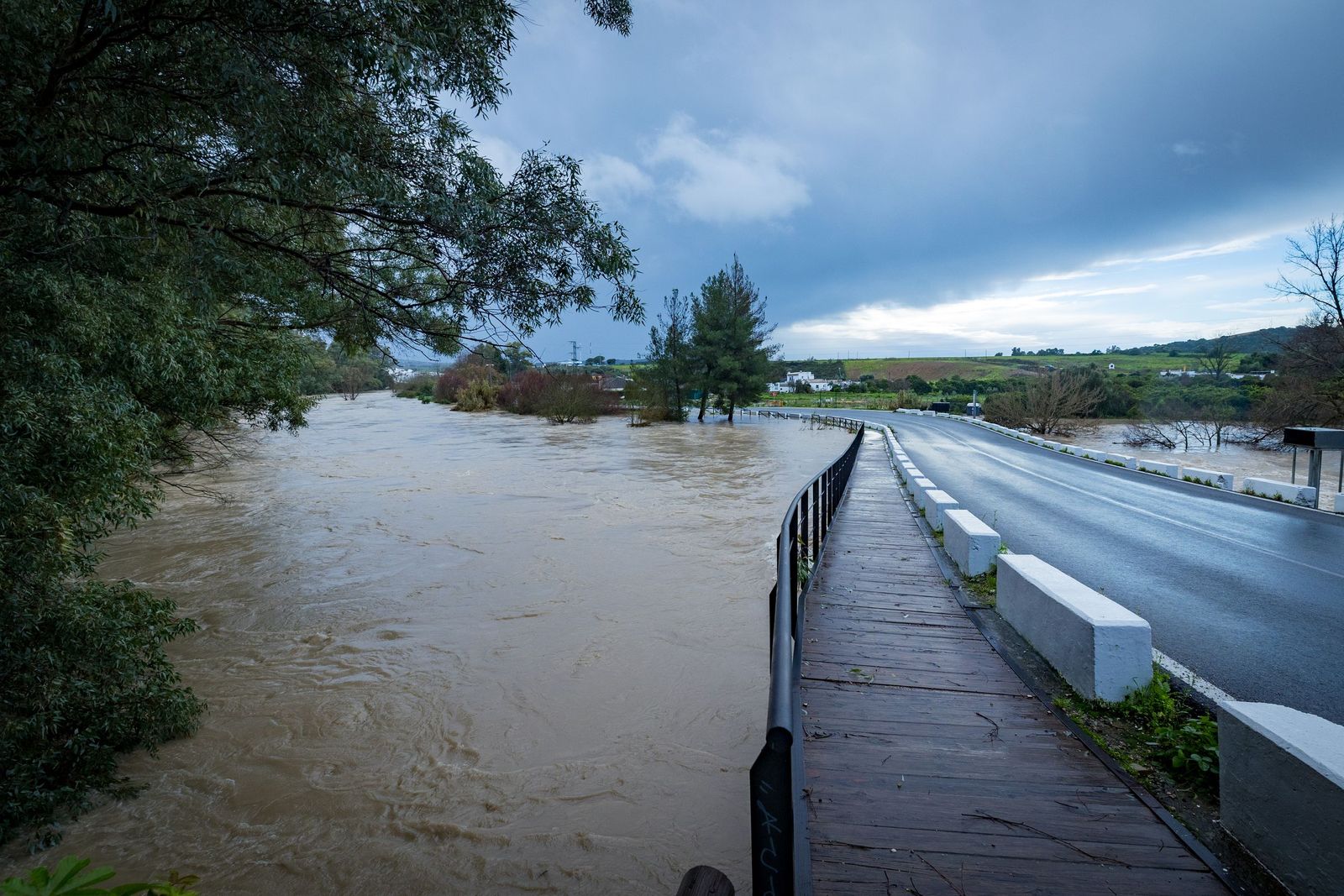 Las imágenes de las inundaciones en Arcos: la espectacular crecida del río Guadalete por la apertura de las presas