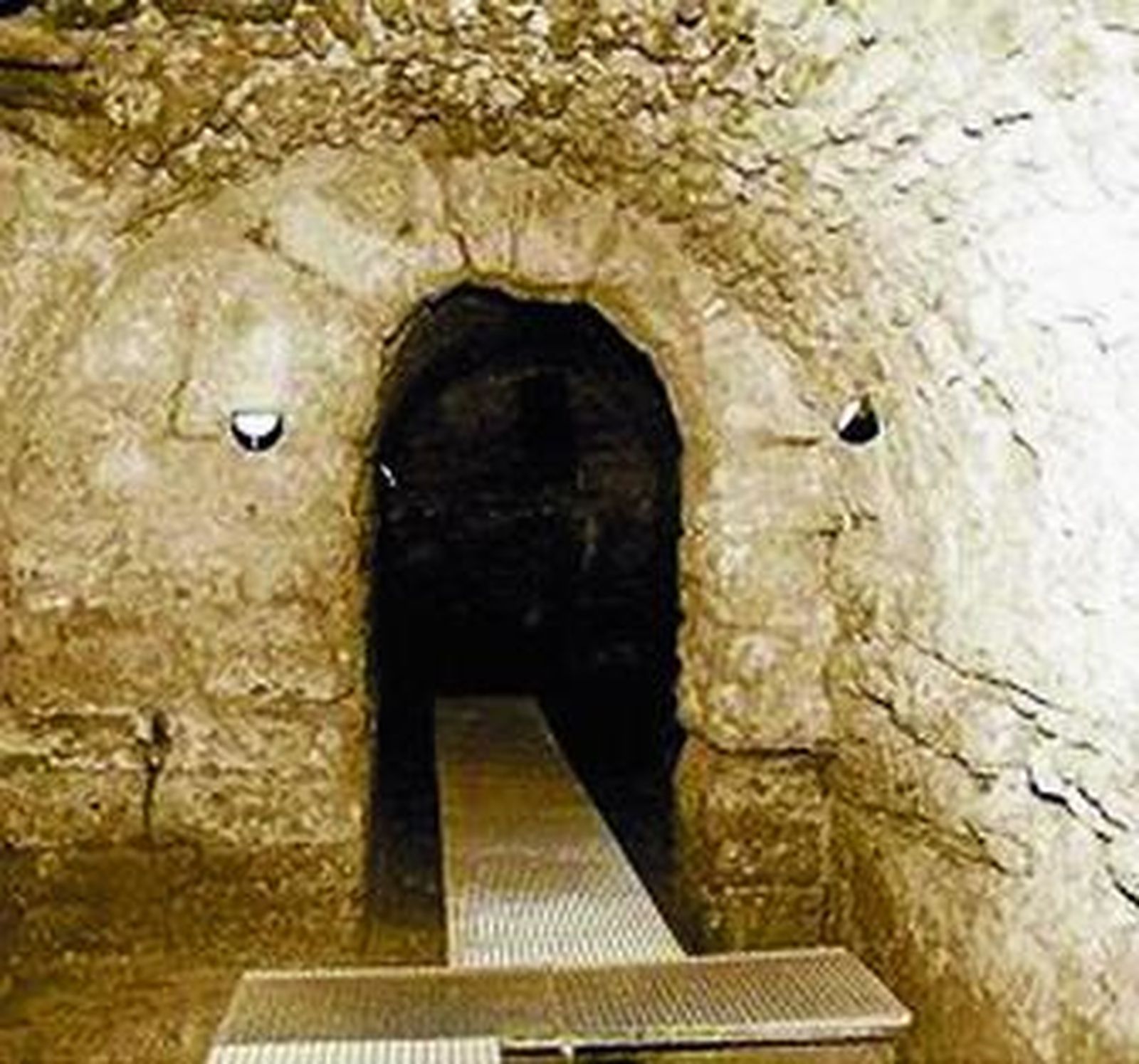 Interior de las cloacas romanas de Medina Sidonia.