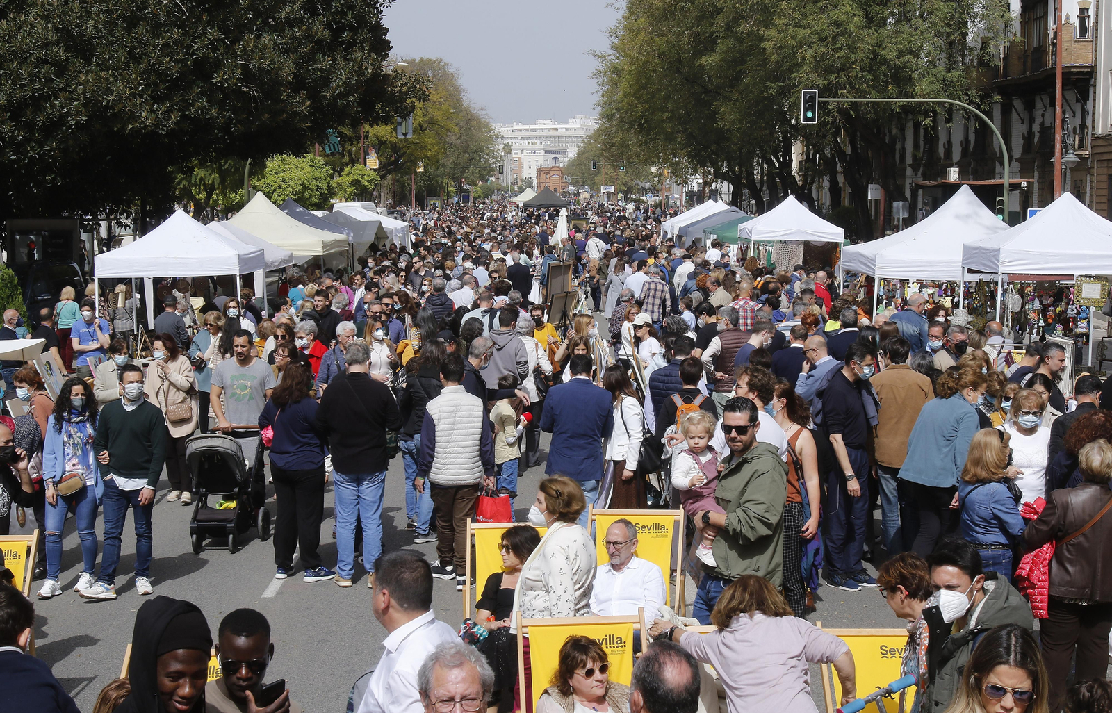 CORTE DEL PASEO COLON CON MERCADILLOS Y COLOCACION DE FLORES