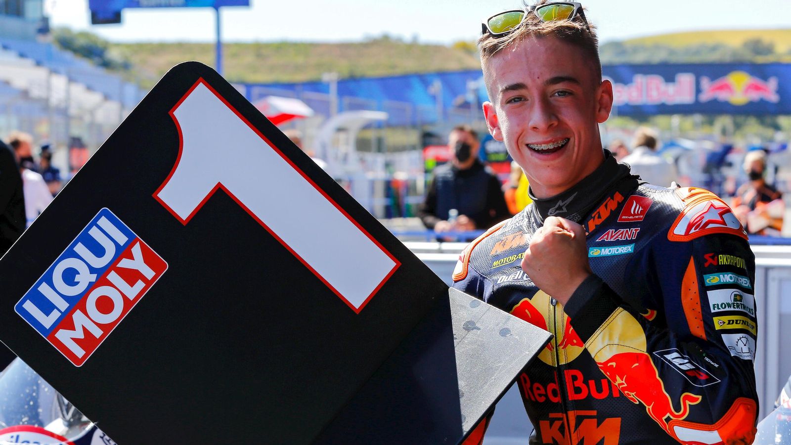 Pedro Acosta posa con el '1' tras ganar en Jerez.